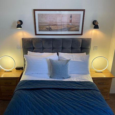 The Red Lion Hotel Cromer Exteriér fotografie A bedroom at The Old Post Office