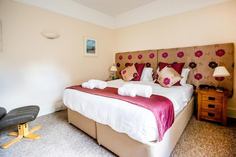 The Red Lion Hotel Cromer Exteriér fotografie A bedroom at the hotel