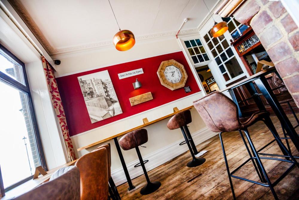 The Red Lion Hotel Cromer Exteriér fotografie The interior of the pub