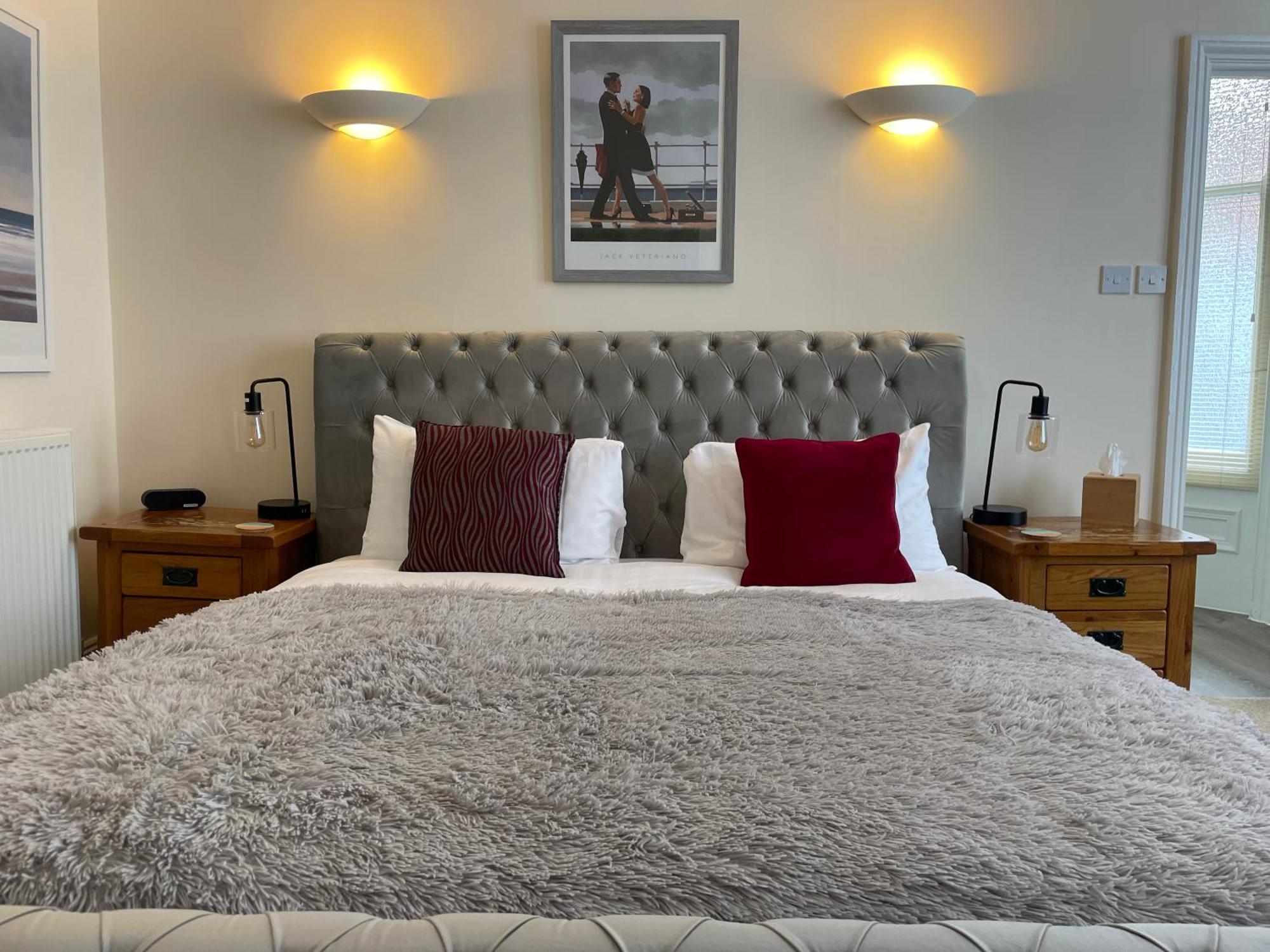 The Red Lion Hotel Cromer Exteriér fotografie The bedroom at The Old Post Office