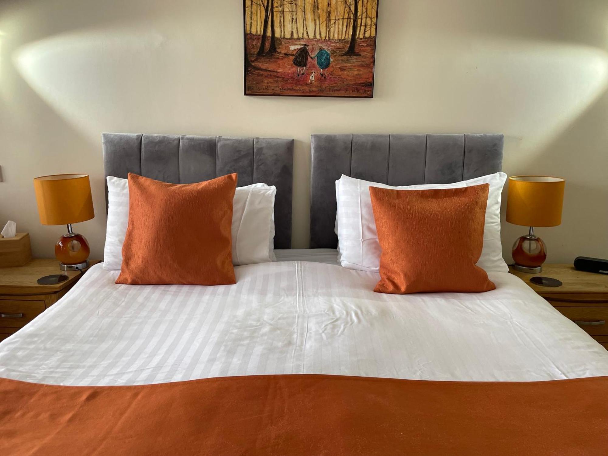 The Red Lion Hotel Cromer Exteriér fotografie A bed with a duvet