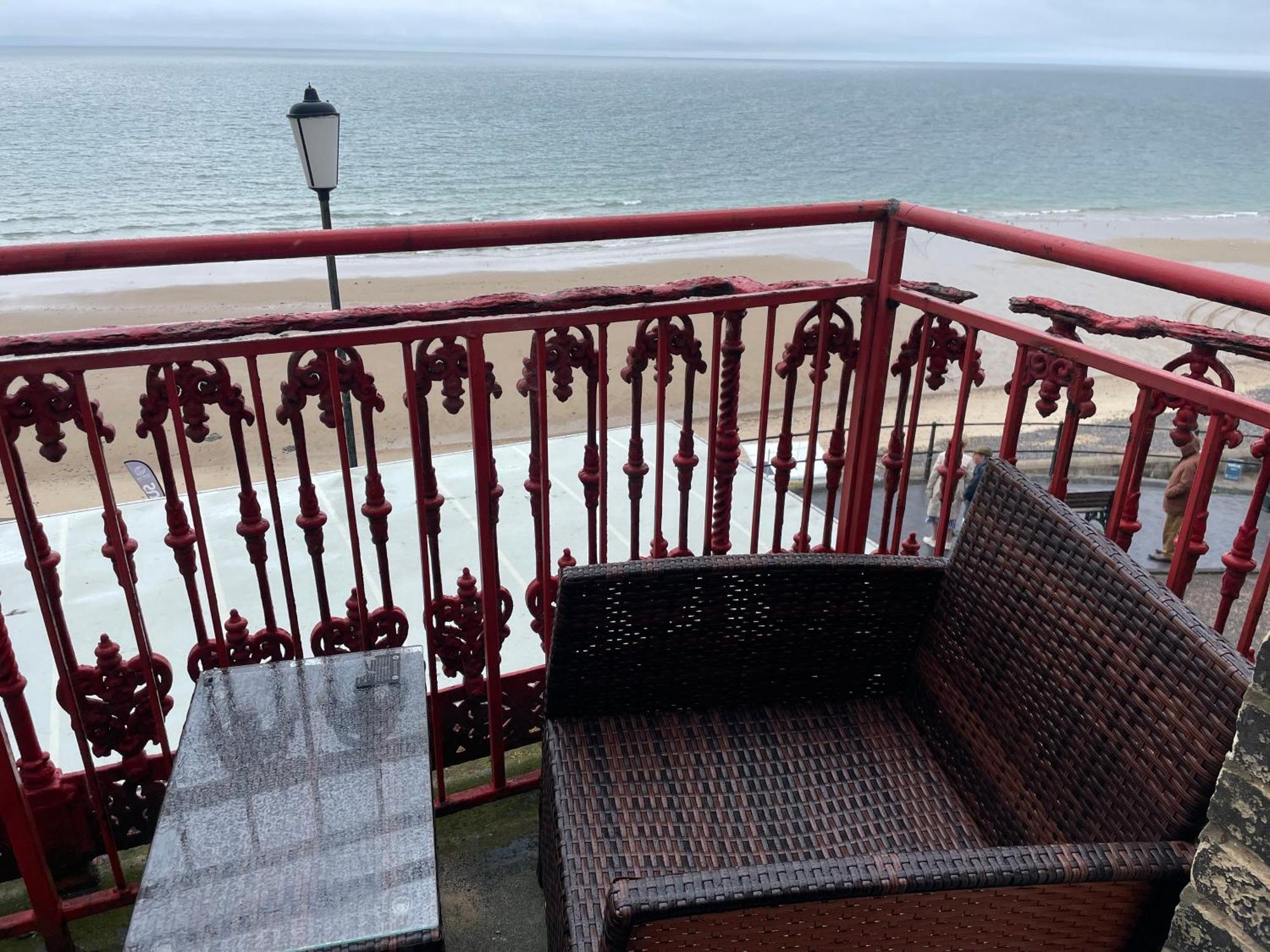 The Red Lion Hotel Cromer Exteriér fotografie The balcony of the hotel