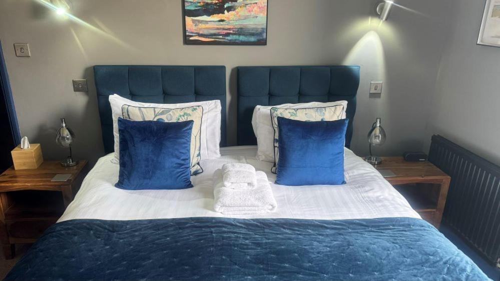 The Red Lion Hotel Cromer Exteriér fotografie A bedroom at the hotel
