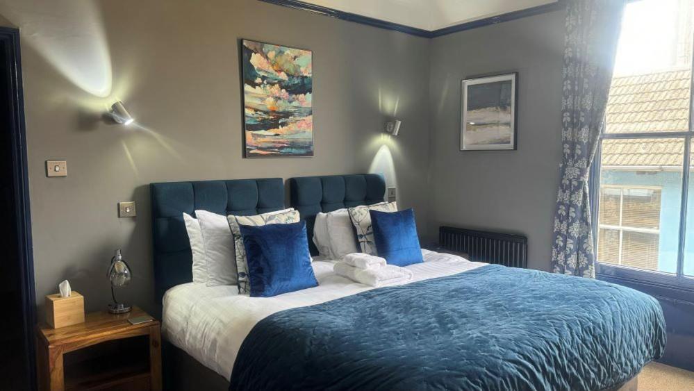 The Red Lion Hotel Cromer Exteriér fotografie A bedroom at the hotel