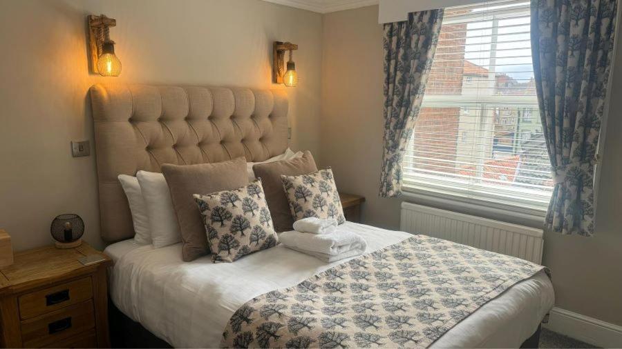 The Red Lion Hotel Cromer Exteriér fotografie A bedroom at the hotel