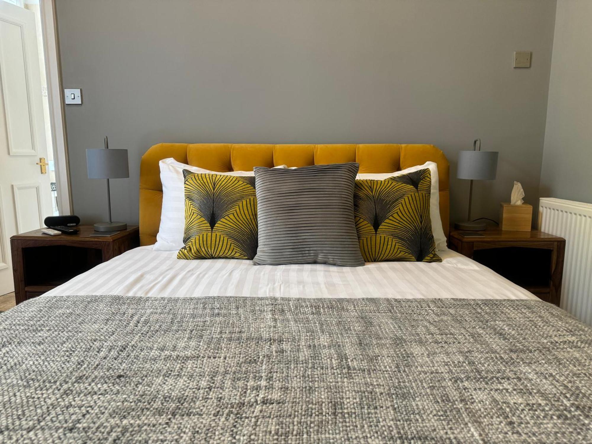 The Red Lion Hotel Cromer Exteriér fotografie A bedroom at the hotel