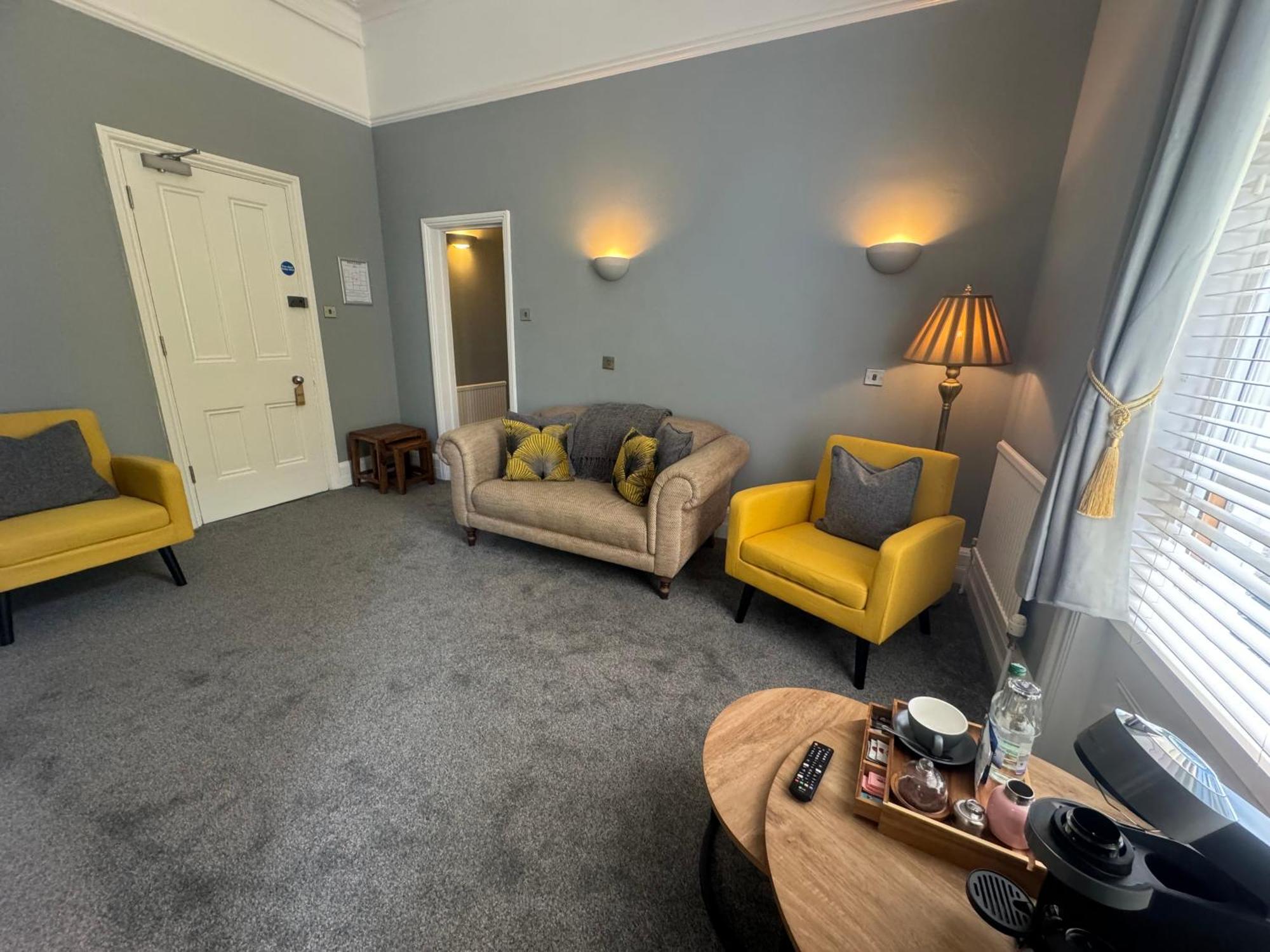 The Red Lion Hotel Cromer Exteriér fotografie The waiting room at the practice