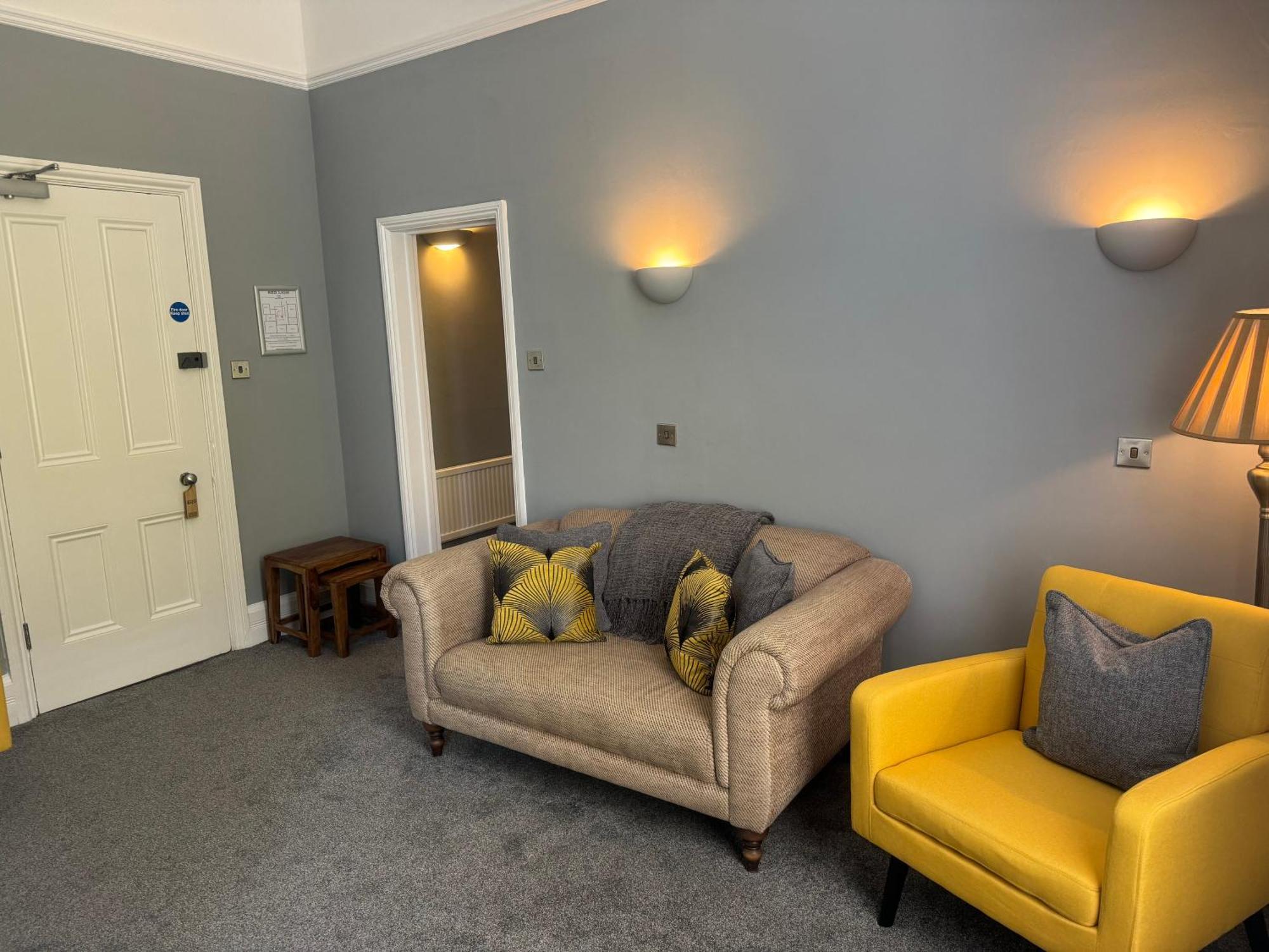 The Red Lion Hotel Cromer Exteriér fotografie The waiting room at the practice
