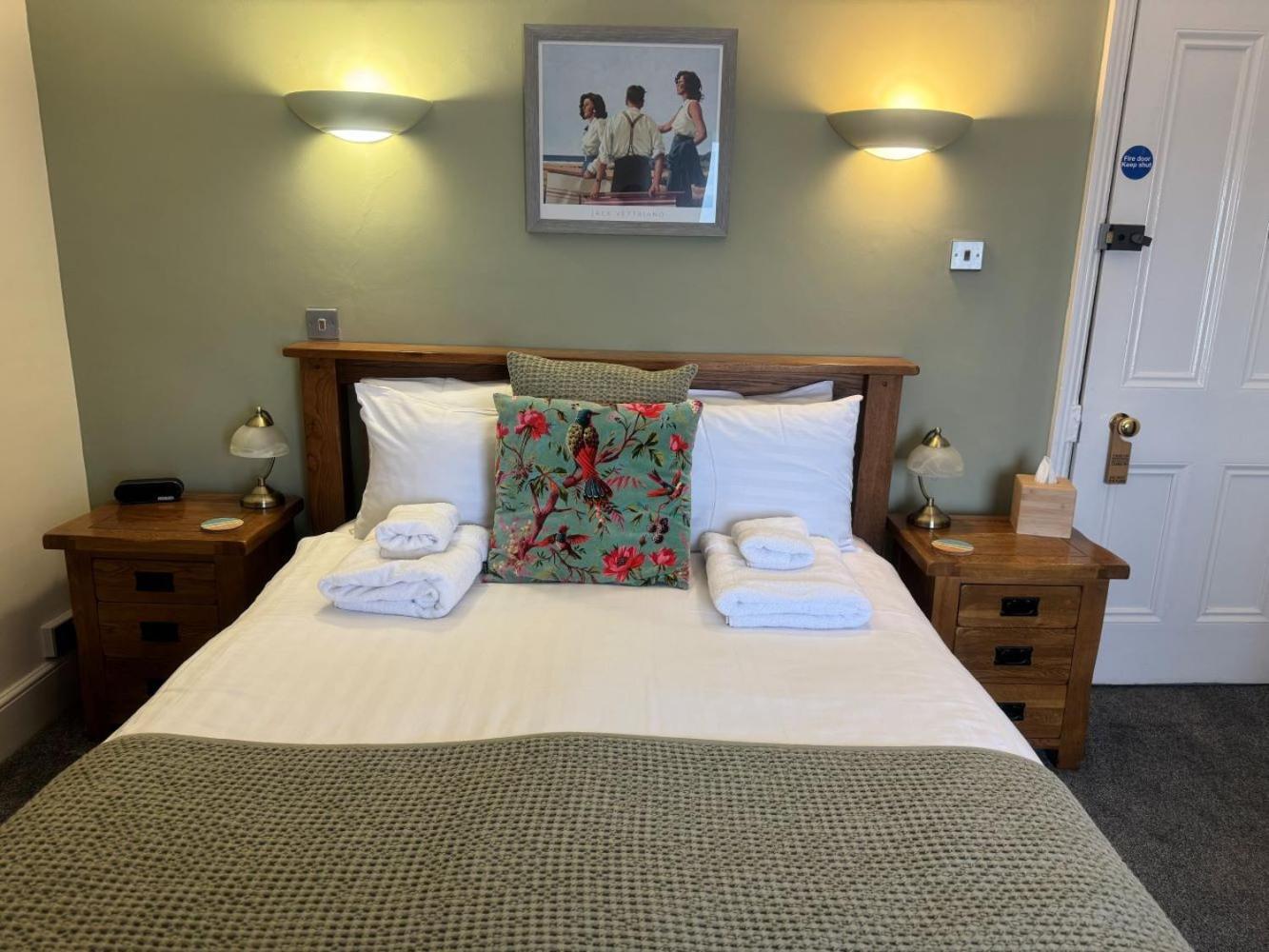 The Red Lion Hotel Cromer Exteriér fotografie A bedroom at the hotel