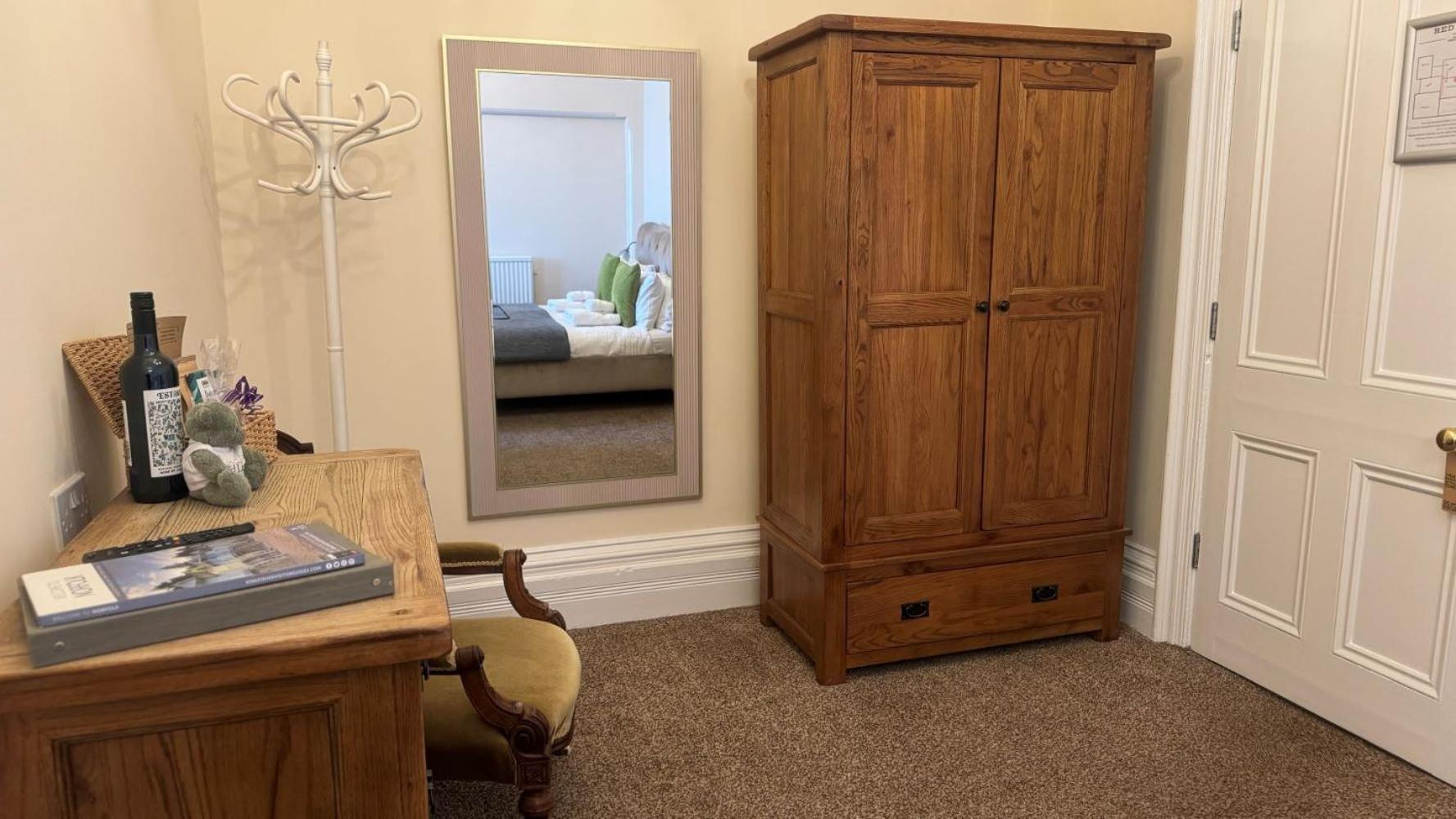 The Red Lion Hotel Cromer Exteriér fotografie A wardrobe