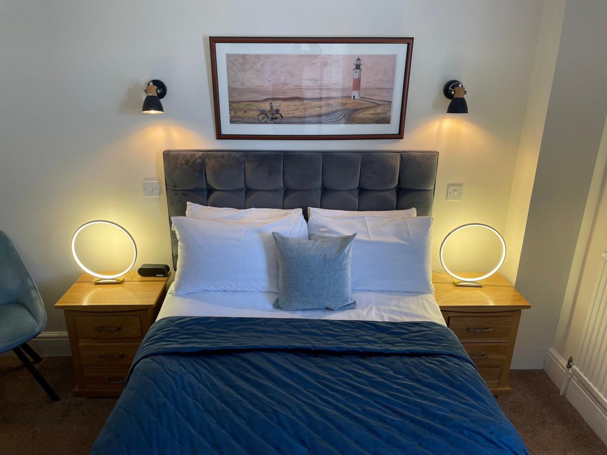 The Red Lion Hotel Cromer Exteriér fotografie A bedroom at The Old Post Office