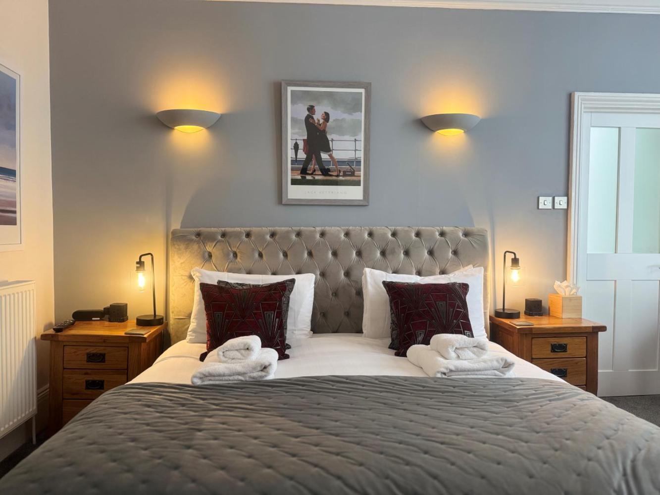 The Red Lion Hotel Cromer Exteriér fotografie A bedroom at the hotel