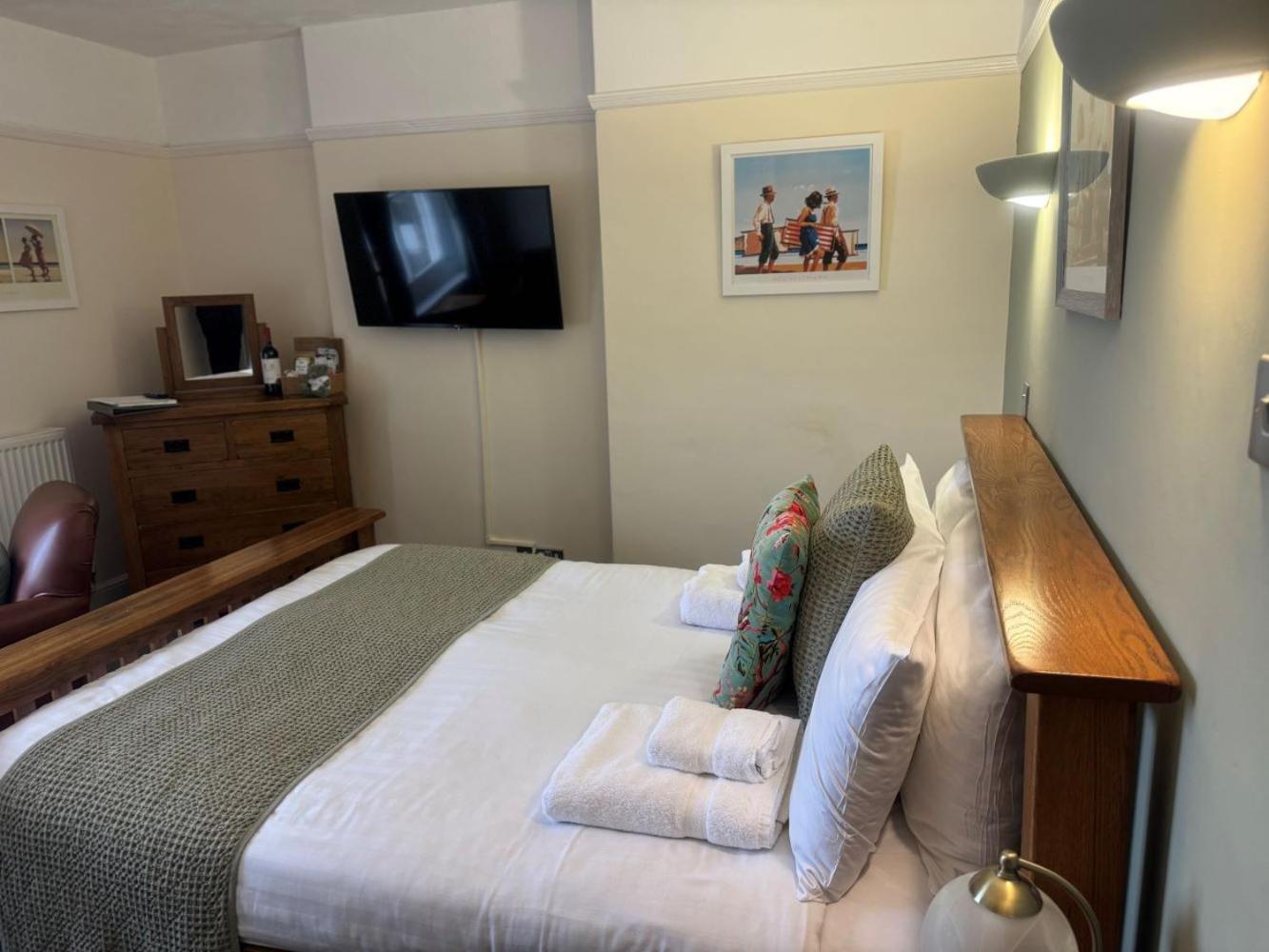 The Red Lion Hotel Cromer Exteriér fotografie A bedroom at the hotel