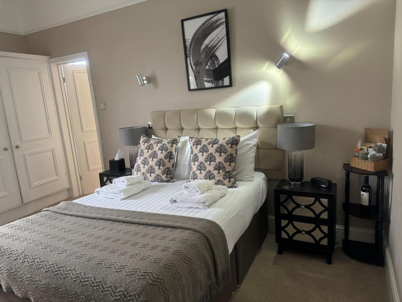 The Red Lion Hotel Cromer Exteriér fotografie A bedroom at the hotel