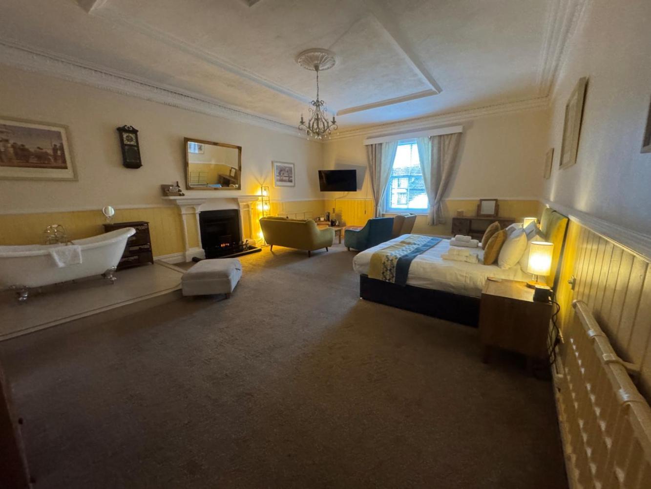 The Red Lion Hotel Cromer Exteriér fotografie A suite at the hotel