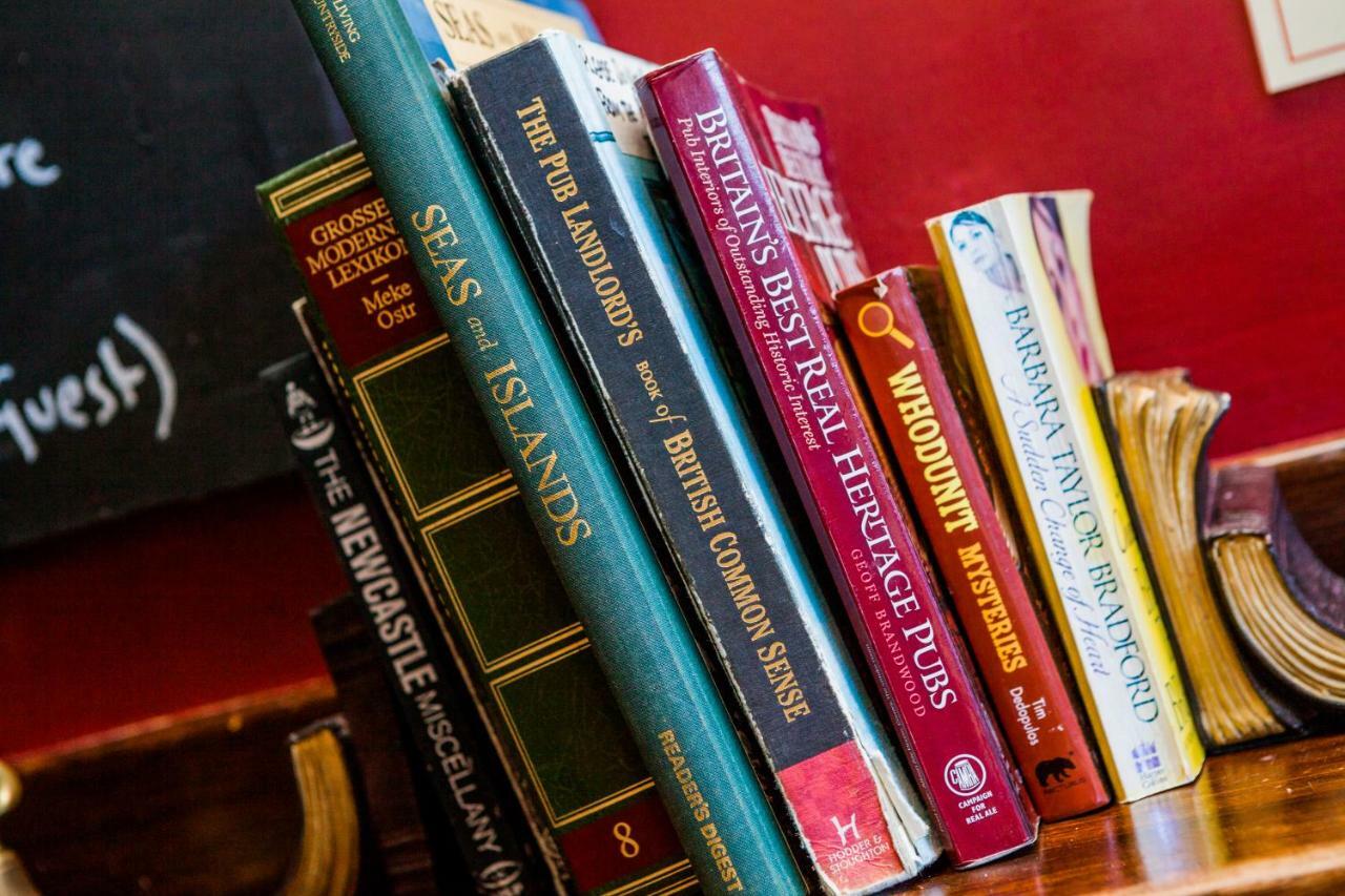 The Red Lion Hotel Cromer Exteriér fotografie Books on the shelf at the New World Encyclopedia Store