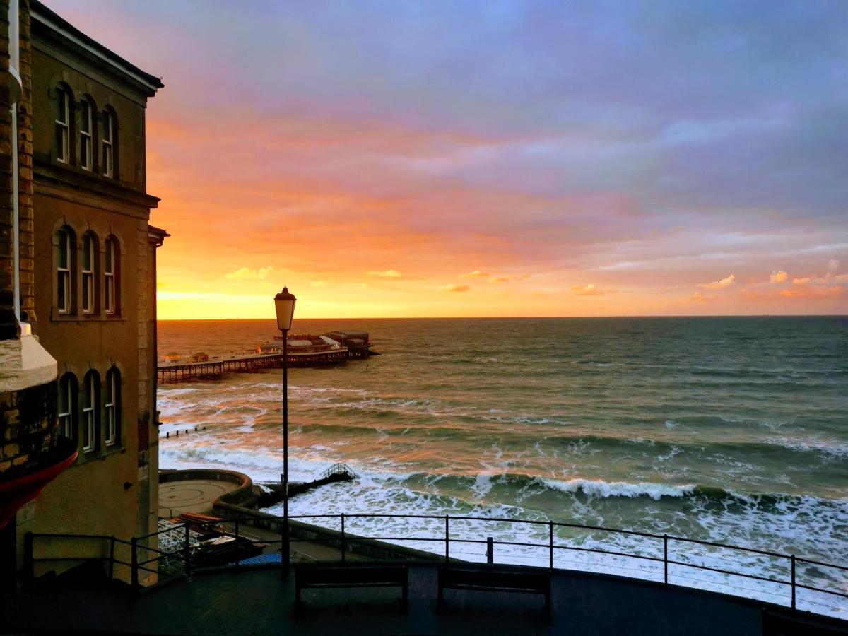 The Red Lion Hotel Cromer Exteriér fotografie Sunset at the harbour